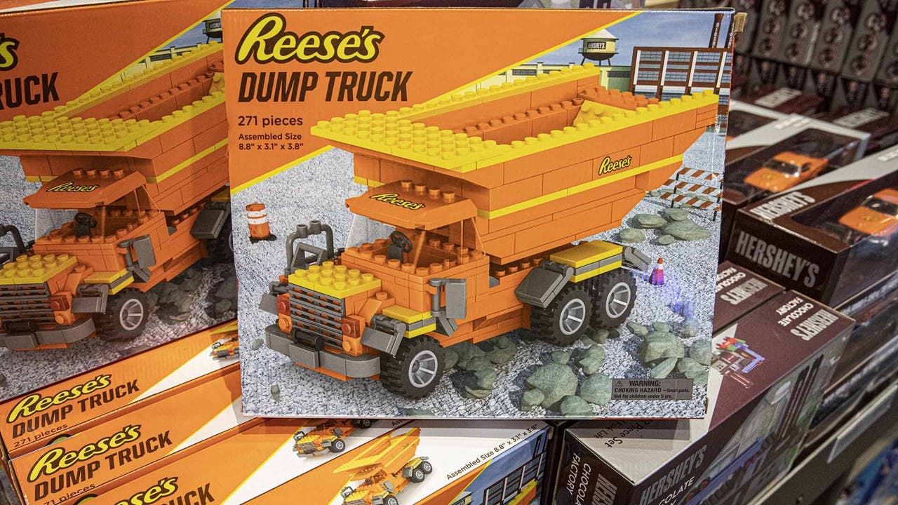 Reese's lego 2025 dump truck